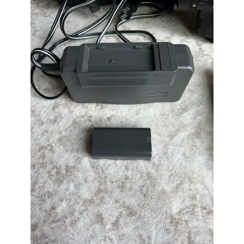 ProScan PRO598 8mm Camcorder 32X Zoom Battery Charger Remote Bag Powers On